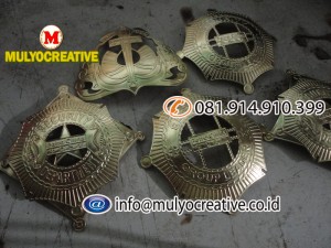 PIN EKSKLUSIF, PIN KUNINGAN, PIN STAINLESS, LENCANA KUNINGAN, LENCANA STAINLESS DAN MENARIK KARENA PIN TERDAPAT  WARNA / KILAU / MOTIF LOGAM KUNINGAN/ LOGAM STAINLESS