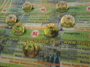 PIN EKSKLUSIF, PIN KUNINGAN, PIN STAINLESS, LENCANA KUNINGAN, LENCANA STAINLESS DAN MENARIK KARENA PIN TERDAPAT  WARNA / KILAU / MOTIF LOGAM KUNINGAN/ LOGAM STAINLESS