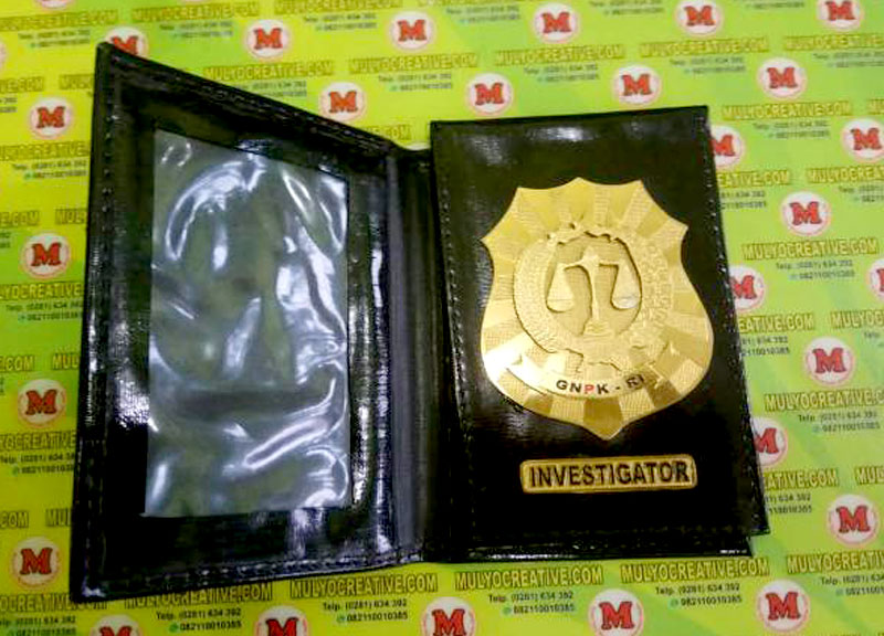Contoh Dompet Lencana Kalung (Investigator) dengan tambahan lencana kuningan yang berbentuk custom yang ditempel dibagian dalam dompet