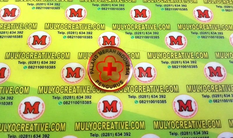 Pin PMI Palang Merah Indonesia dengan model bulat. Terbuat dari bahan logam kuningan