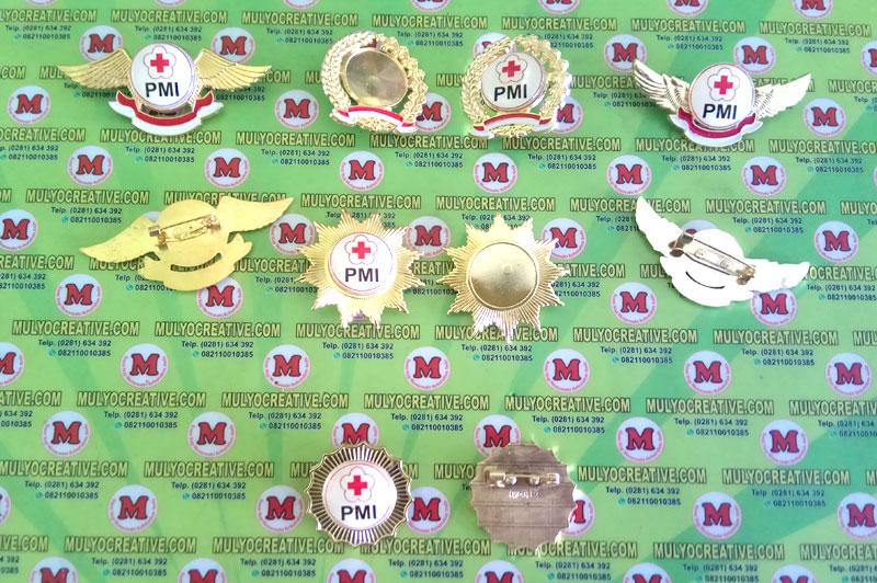 Pin Lencana PMI dalam berbagai model, dengan bahan logam kuningan, dengan logo pmi yang sudah di resin